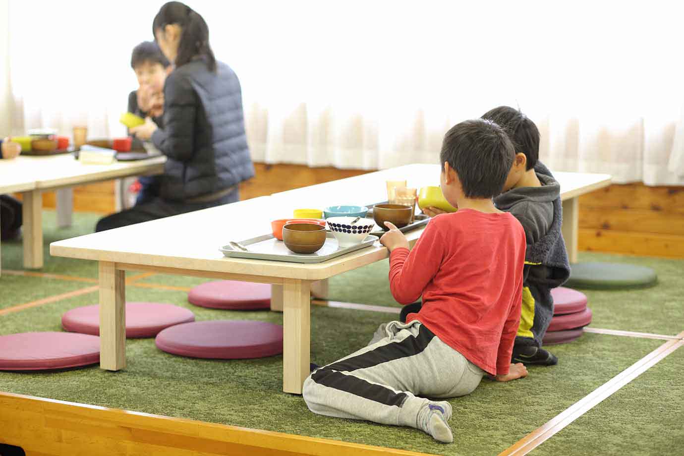 テーブル席や小上がり席など思い思いの席へ。異年齢の子ども、地域の人、教員らが同じ空間でランチ
