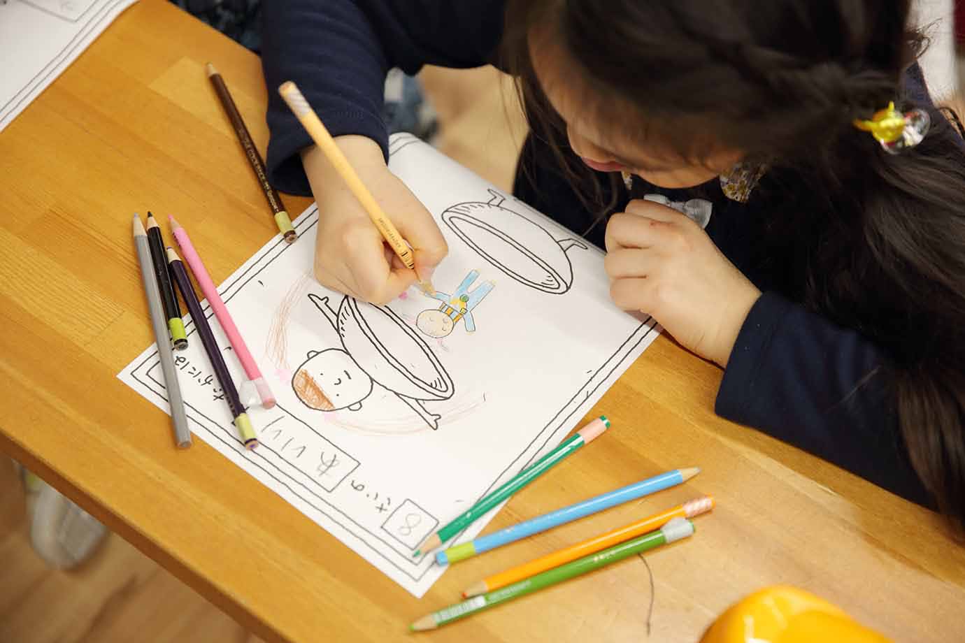 子どもたちは自分に見立てたイラストを描くことで、楽しみながら自分の内面と向き合う