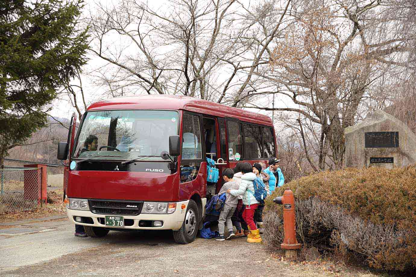 日本各地から佐久市などの近隣地域に移住して通学する児童が大半のため、送迎バスが用意されている