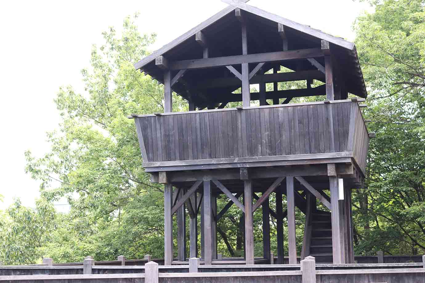 山頂には、戦国期の砦（とりで）を思わせる木製の展望テラスが