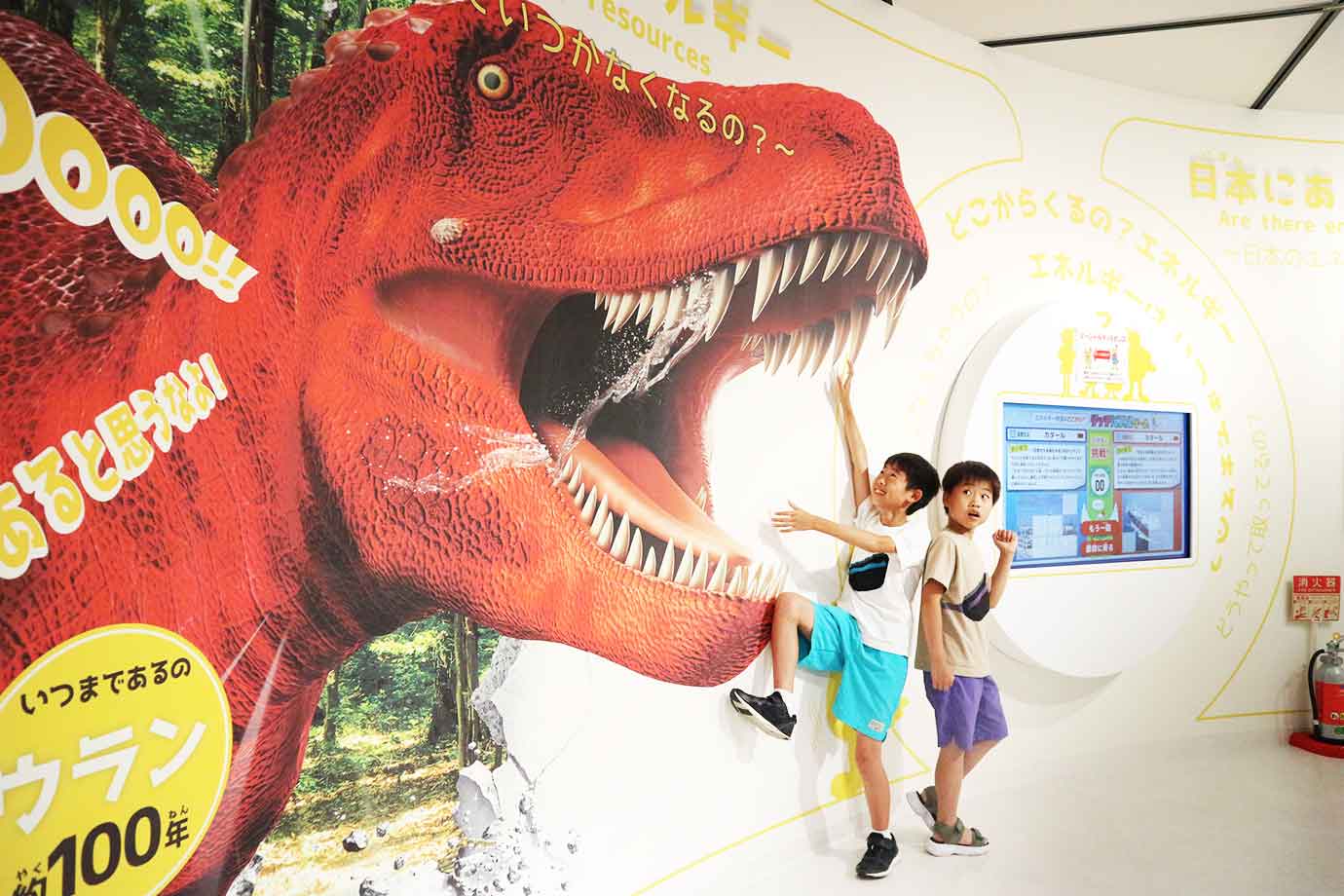 大きなティラノサウルスが口を開けたトリックアートに遭遇