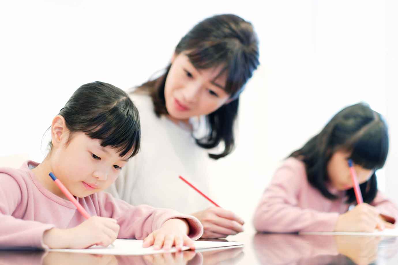 小学生のうちに家庭学習を習慣化するには、いくつかのポイントがあります。