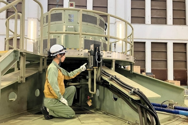 越戸発電所（愛知県豊田市）での巡視点検の様子。油の量が正常かどうかを確認している