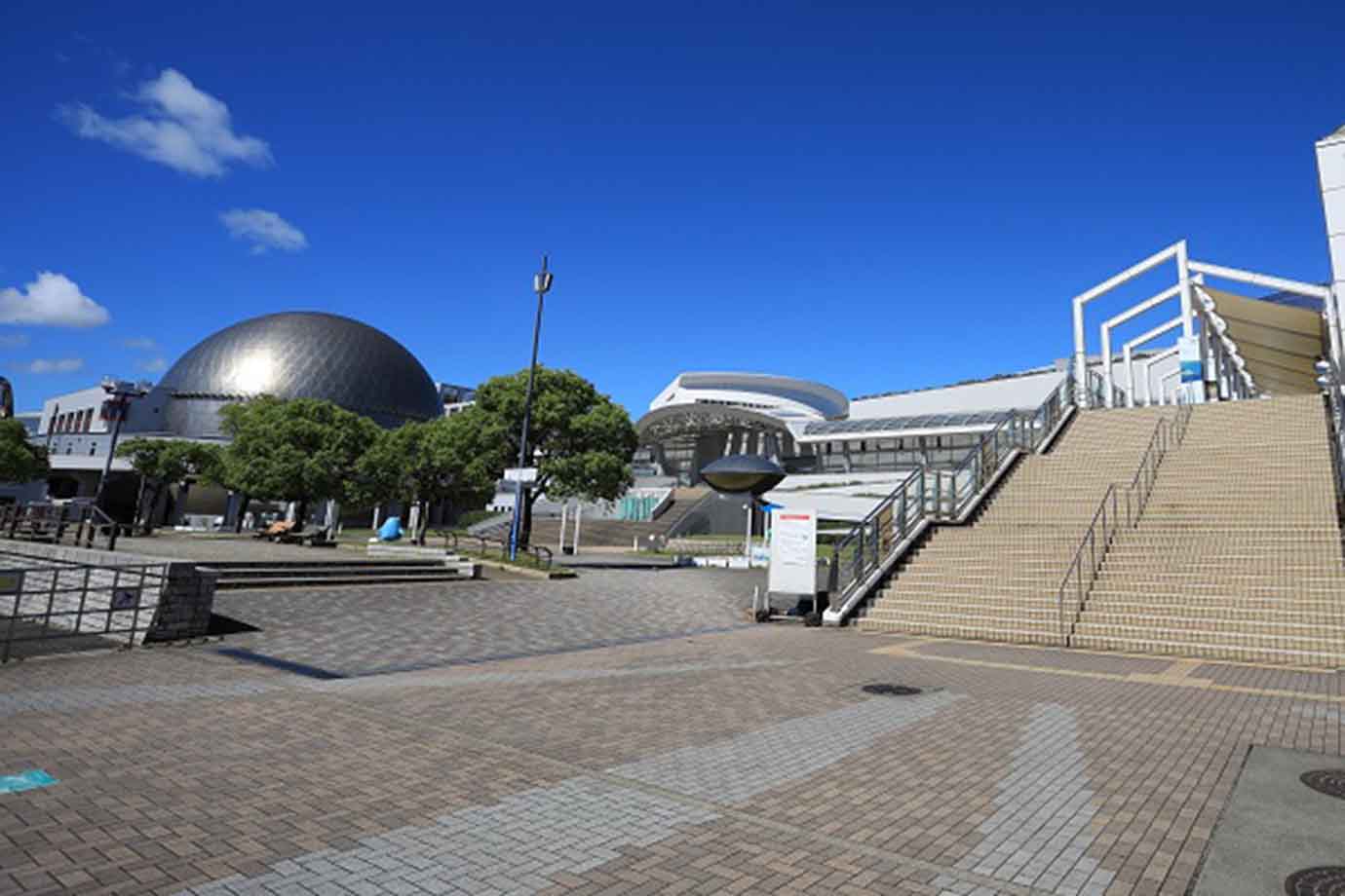 名古屋港水族館は、日本最大の野外水槽を持つ、ビッグな水族館です。