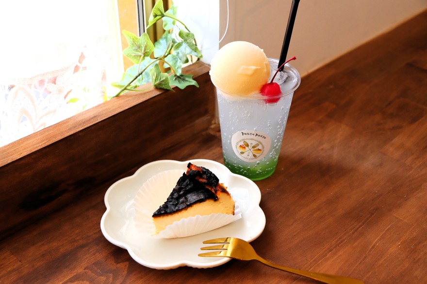 もう一つの看板メニュー「バスクチーズケーキ（プレーン）」（580円）は、小麦粉や米粉などを一切使用せず、クリームチーズと卵と生クリームのみで焼き上げているため、一口食べるととろけるような口当たり。